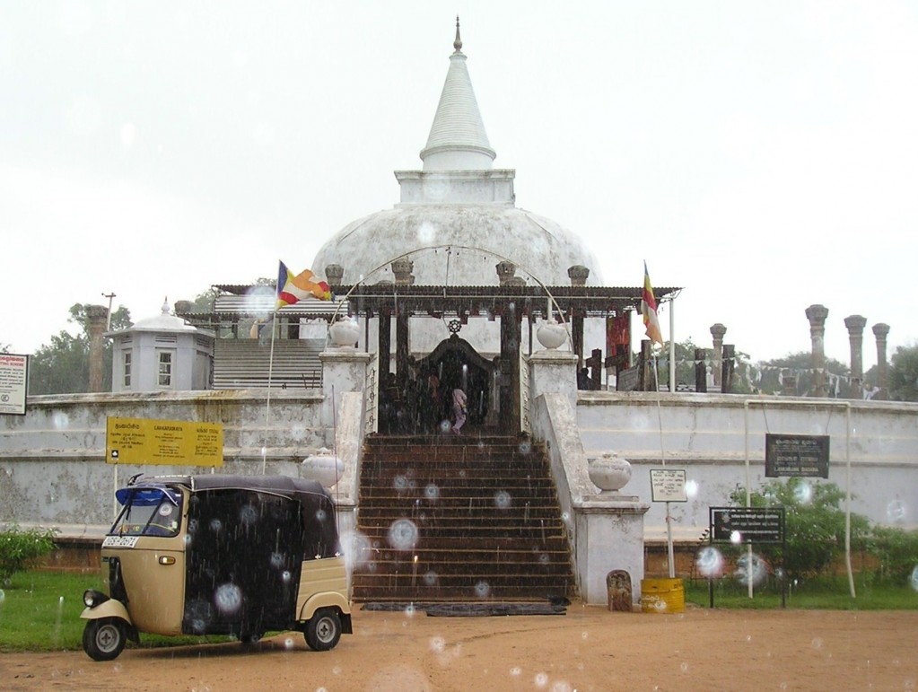 Srí Lanka - Anuradhapura tuk-tuk a chrám