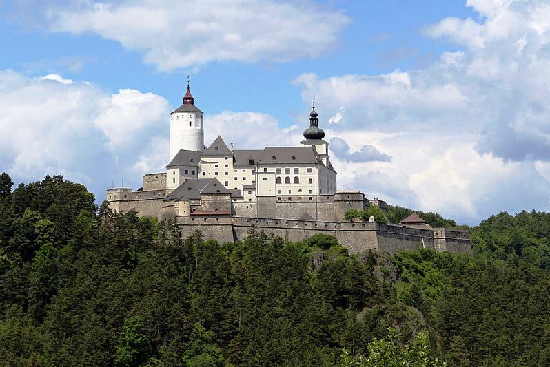 Wikimedia Forchtenstein Burg